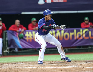  U23世界盃棒球賽季軍戰23日在天母棒球場舉行，4局上台灣隊曾宸佐（藍衣者）遭觸身球保送，形成一、 二壘有人。（圖／中央社）  
