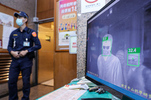 疫情逐漸趨緩，指揮中心24 日在記者會上宣布，11月7日起公共場所將不強制量測體溫。圖為立法院中興大樓架設紅外線測溫儀，為進出人員量測體溫。（圖／中央社）