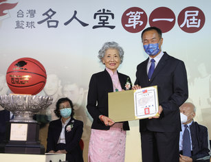 台灣籃球名人堂第1屆入堂慶典24日在體育大樓舉行，台北市體育局長李再立（圖前右）頒贈證書給獲選入堂球員荊玲（圖前左）。（圖／中央社）  