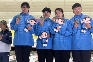 第24屆達福林匹克運動會（俗稱聽障奧運）保齡球賽事在馬來西亞吉隆坡舉行，台灣聽障保齡球代表隊選手黃雅婷（前左起）、張堯茜及薛秀珍（右起）、林香孜25日在女子雙人賽，雙雙再添2面銅牌入袋。（圖／體育署提供）