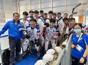 台灣U19直排曲棍球隊遠赴阿根廷參與2022年阿根廷世界全項目滑輪溜冰錦標賽，教練劉春發帶領下，台灣小將以過人的表現拿下小組3連勝，可望進入8強。 （圖／中華台北滑輪溜冰協會提供）