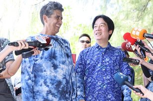  副總統賴清德（圖右）率團訪問帛琉進入第2天行程，上午在帛琉總統惠恕仁（Surangel S. Whipps, Jr.） （圖左）陪同下參訪洛克群島，賴清德表示感謝惠恕仁當他的嚮導，陪伴他一整天。（圖／中央社）