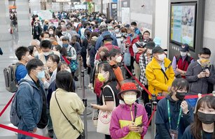 旅展邁入第三天，不少民眾一早就在門口排隊等待入場，準備搶購機票、住宿券、餐券，以及各式各樣的超值旅遊商品。（圖／台灣觀光協會提供）