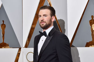 漫威電影「美國隊長」主角克里斯伊凡（圖）（Chris Evans）8日獲時人雜誌（People Magazine） 選為2022年「最性感男人」，受訪時直呼「我媽會超開心」。資料照。（圖／GettyImages）
