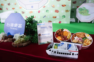 2022年第7屆鐵路便當節11日至14日在台北車站大廳登場，台鐵局7日舉辦展前記者會，現場展示多款鐵路便當，其中EMU3000型陶瓷特色便當吸睛。（圖／中央社）