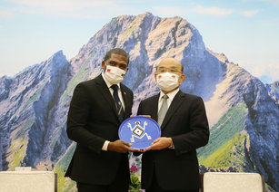 聖克里斯多福及尼維斯總理德魯（Terrance Drew） （圖左）9日下午拜會行政院長蘇貞昌（圖右）時表示， 上任百日內訪台，就是為了展現兩國強健邦誼，要把兩國穩健邦誼傳承到下一代。（圖／中央社）