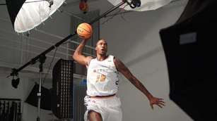 美國職籃NBA球星「魔獸」霍華德加盟T1聯盟桃園永豐雲豹，球團13日安排霍華德拍形象宣傳照，而他也主動發想動作，其中一張飛身灌籃照，展現手部肌肉。（圖／桃園永豐雲豹提供）