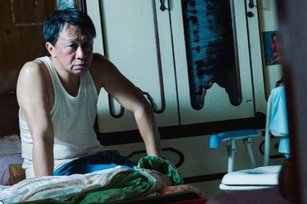 3屆金鐘獎得主、演技派綠葉游安順（圖）今年以「 一家子兒咕咕叫」入圍金馬獎最佳男主角，片中飾演為賭賽鴿家破人亡、耽溺過去榮景的落魄父親，暴躁自卑的他，只能把自己與家人囚在鳥籠裡。（圖／翻攝自游安順粉絲團臉書）