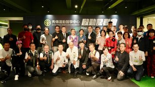 秀傳醫院院長黃士維和夢想家籃球隊總教練壘簽訂醫療合作（彰化秀傳醫院提供） 