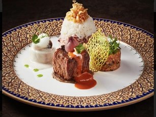 亞太經濟合作會議（APEC）經濟領袖會議於18 和19日在曼谷登場，歡迎晚宴的菜單呈現泰國特色， 且取材自泰國，如圖中是泰國自產的牛肉、石斑魚和茉莉香米。 （圖／泰國外交部提供）