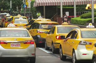 台南全力推動偏鄉小黃公車，目前有20條路線，新增11條路線日前完成招標，預定明年陸續上路，這項服務也榮獲國家發展委員會第5屆政府服務獎。示意圖。（圖／GettyImages）