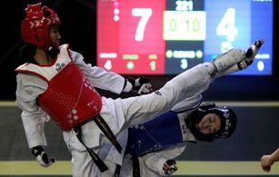 台灣跆拳道小將黃映瑄（左）在世界跆拳道錦標賽女子46公斤級首秀，8強賽扳倒世界第一、韓國選手姜彌汝（右）後，可惜4強賽不敵土耳其選手尤迪倫，拿下銅牌。（圖／GettyImages）