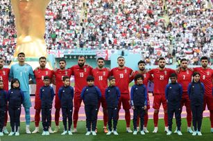 伊朗今天在2022卡達世界盃足球賽B組的小組賽對上英格蘭，然而伊朗球員開賽前並未開口唱國歌，只是面無表情地站著，以此支持母國的抗議群眾。（圖／GettyImages）