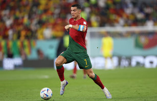 葡萄牙在2022卡達世界盃足球賽以3比2擊敗加納，「C羅」羅納度成為史上第一位在5屆世足賽都進球的球員後，他24日表示，已經將最近在曼聯遇到的麻煩拋在腦後。（圖／GettyImages）