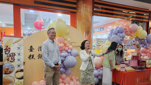 澳洲威洛貝（Willoughby）地區的州議員詹姆士（Tim  James）（圖左）表示，在台灣也曾品嚐台灣糕餅，非常喜歡。 （圖／駐雪梨辦事處提供）