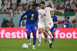 美國以1比0擊敗伊朗晉級世界盃16強。為美國攻進這次世界盃首球的維阿（Timothy Weah）說這是全隊一起努力的成果。圖為美前鋒球員維阿（圖左）​​（Timothy Weah）與伊朗球員爭奪球權。（圖／GettyImages）