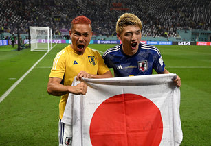 在「藍武士」日本擊敗西班牙以分組第一晉級16強後，日本後衛長友佑都（左）1日表示，日本展現出他們在卡達世界盃足球賽競爭的「膽識」。右為堂安律。（圖／GettyImages）