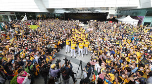 中職中信兄弟台北封王遊行感謝祭3日中午出發，終點設在南港中國信託金融園區，大批球迷齊聚讓場面相當熱鬧。球團表示，活動吸引逾20萬人次參與。（圖／中央社）