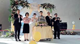 幸福笑容不遮臉！口罩令解除後首場市民集團婚禮活動。(圖／葉子棻)