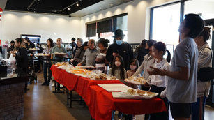 台灣餐飲連鎖85度C在12月初進軍亞利桑那州，並在鳳凰城開設當地第一家分店。適逢台積電在當地設廠，也讓懷念家鄉味道的台籍員工能一解鄉愁。（圖／中央社）