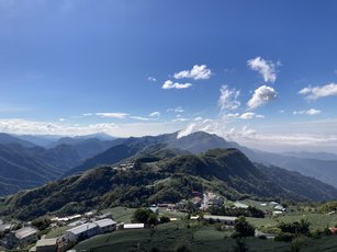 聯外道路培仔桶林道可遠眺石棹聚落及群山。(嘉義林管處提供)