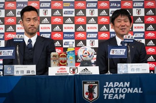 日本隊結束2022卡達世界盃賽事後解散，日本隊總教練森保一（右）與部分成員7日返國出席記者會時表示，雖然未能突破16強的鐵壁看到「新風景」，但選手們讓大家看到新時代。左為日本隊隊長吉田麻也。（圖／GettyImages）