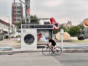  屏東縣政府111年完成14座候車亭改造，位於大同高中前的候車亭以復古手提式收音機配上耳機，帶有熱音青春意象。 （圖／屏東縣政府提供）