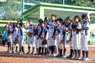 U12壘球世界盃台灣代表隊9日預賽最後一戰與印度隊交手，台灣隊打線發揮團隊敲出23支安打、4發全壘打，終場20比0、3局拿勝、預賽戰績全勝，10日再拿勝就可以晉級冠軍戰。 （圖／壘球協會提供）