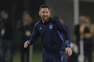 2022卡達世界盃足球賽堪稱是第5次參加世界盃的梅西（Lionel Messi）狀況最好的一次，場內場外都感到自在，目前他不僅有機會率阿根廷奪冠，還有機會拿下金靴、金球兩項大獎。（圖／GettyImages）