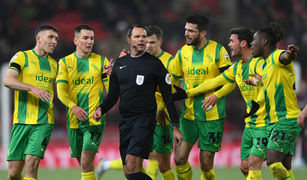 越南全民瘋足球，然而隨著世足賽進入白熱化階段，一些夫妻的關係也愈來愈緊張，原因是先生太沉迷足球，讓太太成了寡婦一樣，新仇舊恨一起湧上，部分家庭爭吵不斷。圖為足球賽資料照。（圖／GettyImages）