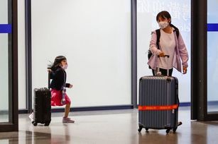桃園機場旅客轉機將不再免費，桃機公司總經理范孝倫說未來將對轉機旅客收取新台幣500元設施使用費，上路日期尚未決定。圖為桃園機場資料照。（圖／GettyImages）