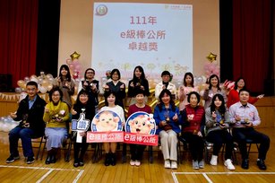 健保署北區業務組張温温組長（前排中）頒獎給13家e級棒公所。（中央健康保險署北區業務組提供）