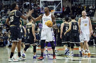 T1聯盟桃園永豐雲豹隊洋將「魔獸」霍華德（中）16日傷癒復出，面對台南台鋼獵鷹隊的巨人陣，他一共攻下21分13籃板，賽後更幽默比喻在對方面前他彷彿只有170公分高。圖為賽後霍華德與對手球員擊掌致意。（圖／中央社）