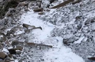 雪霸國家公園管理處18日表示，有山友攀登雪山主峰途中發現，海拔3500公尺以上區域有積雪，提醒山友隨時注意路況，確保安全。（圖／山友Derek Lin提供）