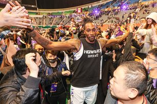 台灣職籃T1聯盟桃園永豐雲豹隊18日例行賽在主場迎戰高雄全家海神隊，雲豹洋將「魔獸」霍華德（Dwight Howard）（中）整場比賽皆未上場，球隊輸球後退場時，他伸手向場邊球迷致意。（圖／中央社）