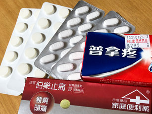 中國大陸疫情引發藥荒，台灣出現部分退燒藥缺貨。指揮中心指揮官王必勝說擬先請藥局勸說民眾限量購買，若情況嚴重才考慮實施「暫時性實名制」限購。圖為普拿疼資料照。（圖／中央社）