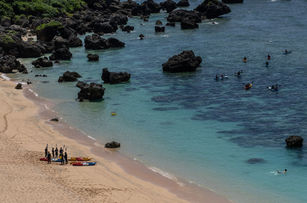 隨著日本政府鬆綁邊境管控措施，11月有1萬2100名外國觀光客造訪日本沖繩縣，其中台灣以5900人居外國觀光客之首，占比約49%。示意圖。（圖／GettyImages）