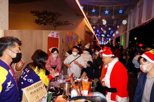 2022年12月25日，澎湖國際燈光藝術節舉辦第二天聖誕市集，仍吸引人潮近湧入國際廣場，縣長陳光復也於當天上任後前往走逛。（圖／澎湖縣政府旅遊處提供）