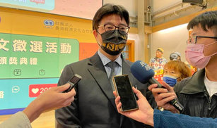 兩岸航班數量是否恢復。陸委會副主委邱垂正（圖）27日出席「港覺好台—走向秘境的路 IG圖文競賽」 頒獎典禮時說，會持續關注陸方防疫政策轉變影響。（圖／中央社）