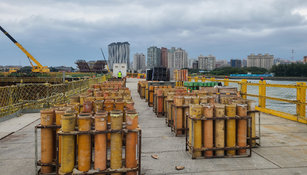 新北市政府將於31日晚間舉辦「璀璨新北－1314就愛你」跨河煙火，工作人員在淡江大橋工區等地進行煙火組裝架設。 （圖／新北市政府提供）