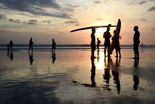 集結美麗沙灘、酒吧和度假村的峇里島，一直是國際遊客的度假首選之一。  圖為疫情前峇里島登巴薩附近的庫塔海灘資料照。（圖／GettyImages）
