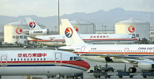 中國將開放邊境，多國紛宣布將加強檢疫。馬來西亞30日宣布來自中國所有入境旅客都須接受發燒檢測，也將採集中國航班污水樣本檢測。圖為東方航空飛機照。（圖／GettyImages）