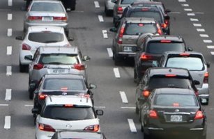 30 日是元旦連假前一天，據國道即時路況顯示，下午5時左右，國道已陸續湧現車潮，多處路段已車多不好走。高公局說，31日是連假第1天，包含國1楊梅-新竹等6路段將車多不好走。圖為塞車示意圖。（圖／GettyImages）