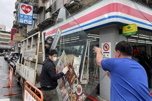 為迎接台北市信義區的跨年夜人潮，超商業者31日拆除區內重點門市大門、玻璃櫥窗及冰箱門備戰。（圖／萊爾富提供）