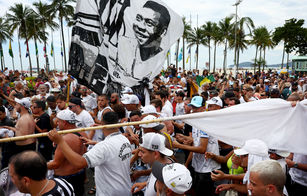 巴西球王比利與大腸癌搏鬥1年後在上週辭世，享壽82歲。包括巴西總統魯拉在內等23萬人，這兩天來到濱海城市桑托斯，向足壇偉人比利致敬。（圖／GettyImages）
