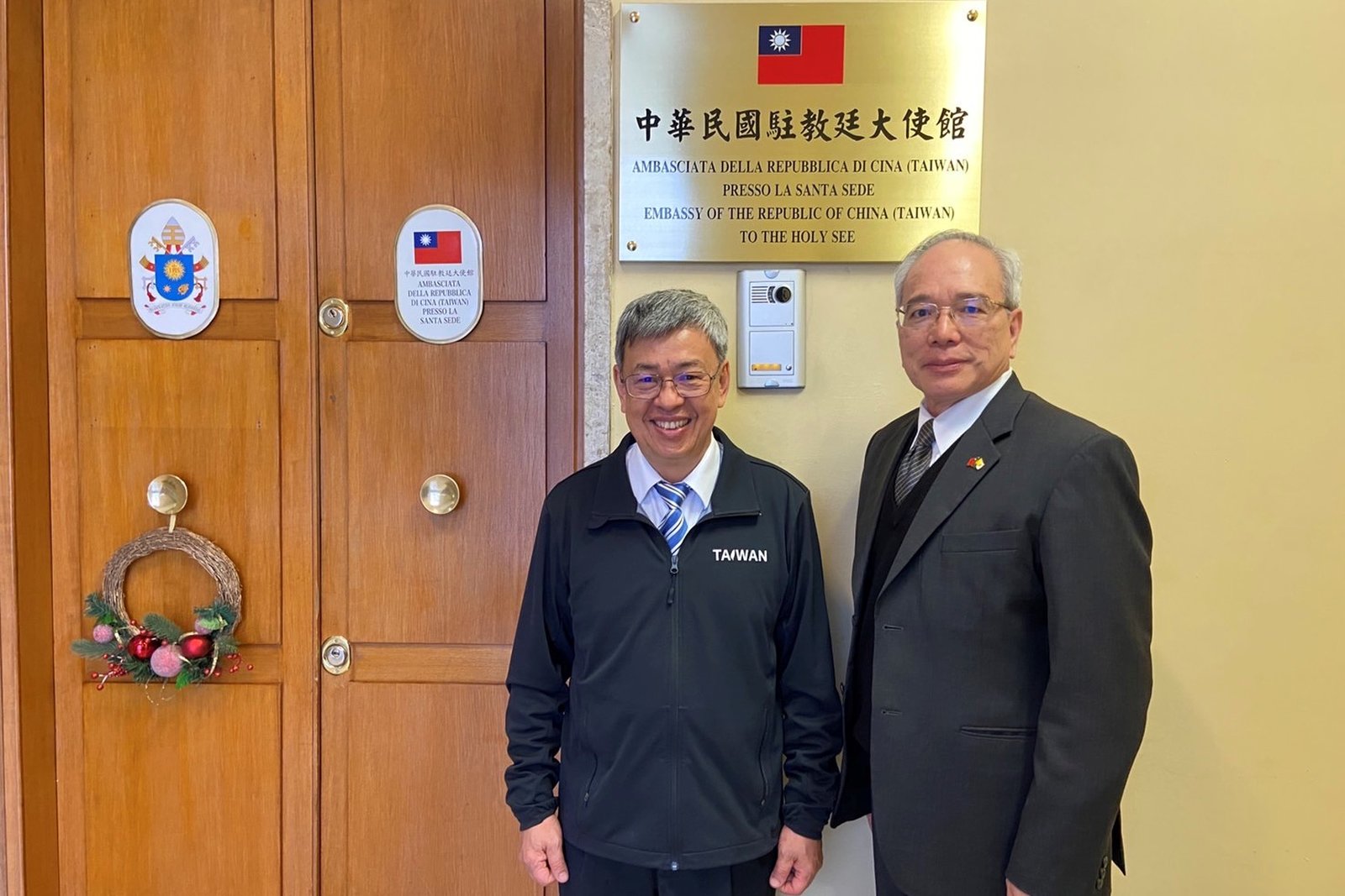 陳建仁特使身分訪教廷 先前往瞻仰本篤十六世遺容 - 新唐人亞太電視台