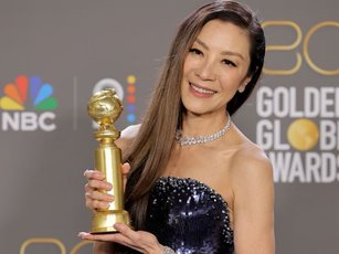 從港片女打仔開星途的楊紫瓊（圖）11日憑藉「媽的多重宇 宙」一片精彩演出，在美國加州舉行的第80屆金球獎頒獎典禮獲頒音樂或喜劇類最佳女主角獎，證明她身手了得、演技更是一流。（圖／GettyImages）