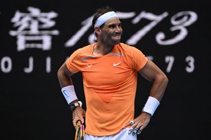 西班牙網球名將「蠻牛」納達爾（圖）在澳網首輪旗開得勝，儘管比賽期間發生球拍意外被球僮拿走的小插曲，他最終仍順利擊敗對手。（圖／GettyImages）