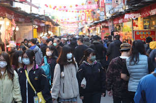 中央氣象局表示，22日因轉吹東南風，各地白天氣溫漸回升，南部有機會到攝氏28、29度。圖為迪化街年貨大街。（圖／中央社）