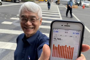 明年適逢2025雙北世界壯年運動會，台灣健康運動聯盟結合多家運動APP，打造數據健康雲舉辦「健康達人挑戰賽」，健康盟秘書長張東洋（前）盼號召百萬人次響應。儘管年過七旬，但張東洋靠步行維持體態與健康，光是去年每天平均就達1.5萬步。（圖／中央社）